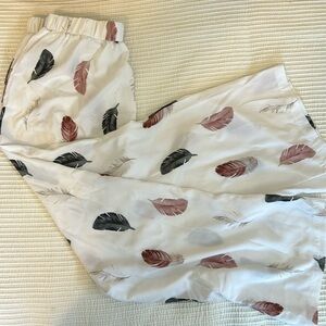 Light and flowy wide legged feather print pants. Great resort wear!